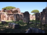 07090 ostia - regio i - insula xii - botteghe (i,xii,7) - westseite - bli ri nordosten - 06-2024.jpg